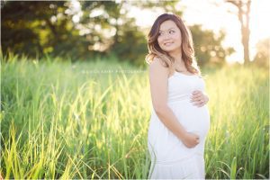 Bright and Airy Maternity Session in Grassy field in Bentonville Northwest Arkansas by Erica Kirby Photography