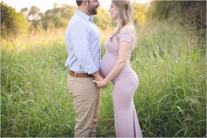 Maternity Photographers Northwest AR - pregnancy photo session in grassy field and willow trees in Rogers Arkansas - Bentonville newborn and maternity photographer erica kirby photography