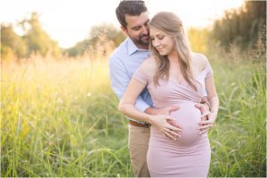 Maternity Photographers Northwest AR - pregnancy photo session in grassy field and willow trees in Rogers Arkansas - Bentonville newborn and maternity photographer erica kirby photography