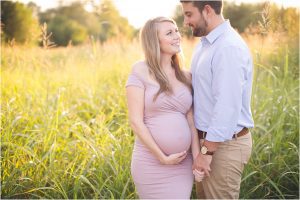 Maternity Photographers Northwest AR - pregnancy photo session in grassy field and willow trees in Rogers Arkansas - Bentonville newborn and maternity photographer erica kirby photography