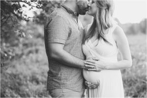 Maternity Photographers Northwest AR - pregnancy photo session in grassy field and willow trees in Rogers Arkansas - Bentonville newborn and maternity photographer erica kirby photography