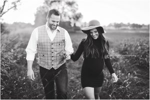 Northwest Arkansas Bentonville Rogers Fayetteville River Valley Maternity Photography session in field - Erica Kirby Photography